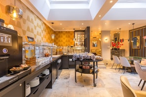 Hochwertige Bettwaren, Minibar, Zimmersafe, Schreibtisch