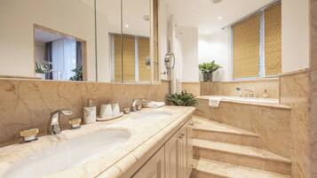 Departamento superior | Baño | Amenidades de baño ecológicas, secadora de cabello, toallas, jabón