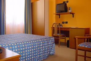 1 habitación, caja de seguridad en la habitación y escritorio 