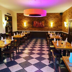 2 restaurants, lunch, dinner served; Italian cuisine 