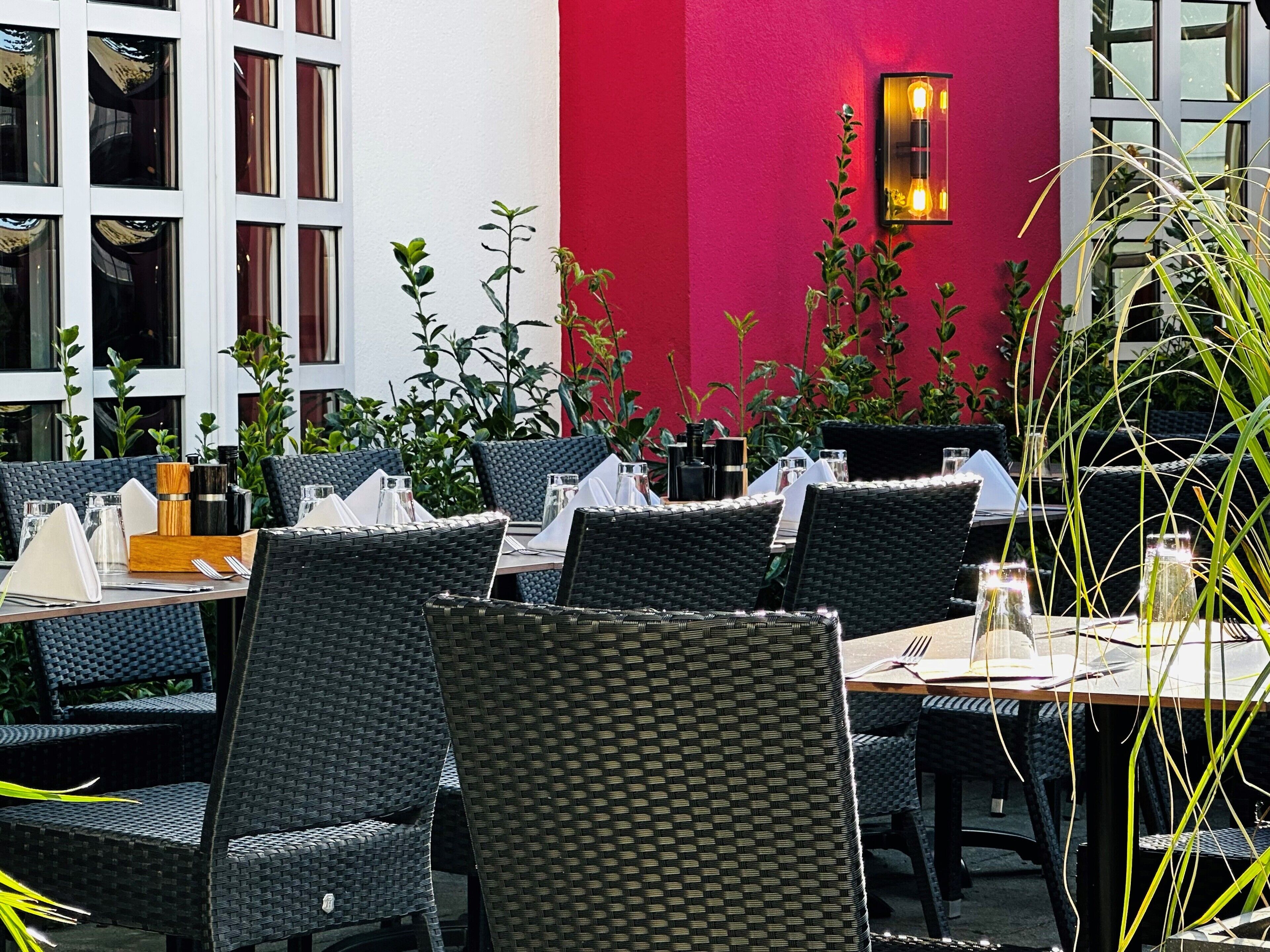 2 restaurants, lunch, dinner served; italian cuisine