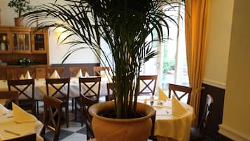 2 restaurants, lunch, dinner served; Italian cuisine