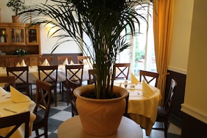 2 restaurants, lunch, dinner served; Italian cuisine