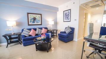 Suíte luxo | Sala de estar | TV LCD 42 polegadas com canais a cabo, TV, dock para iPod