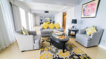 Roupas de cama premium, edredons de pluma, frigobar, cofres nos quartos