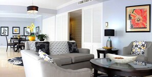 Seprai premium, selimut bulu angsa, minibar, dan brankas