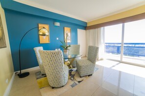 Rom – deluxe, 1 kingsize-seng | Sengetøy av topp kvalitet, dundyner, minibar og safe på rommet