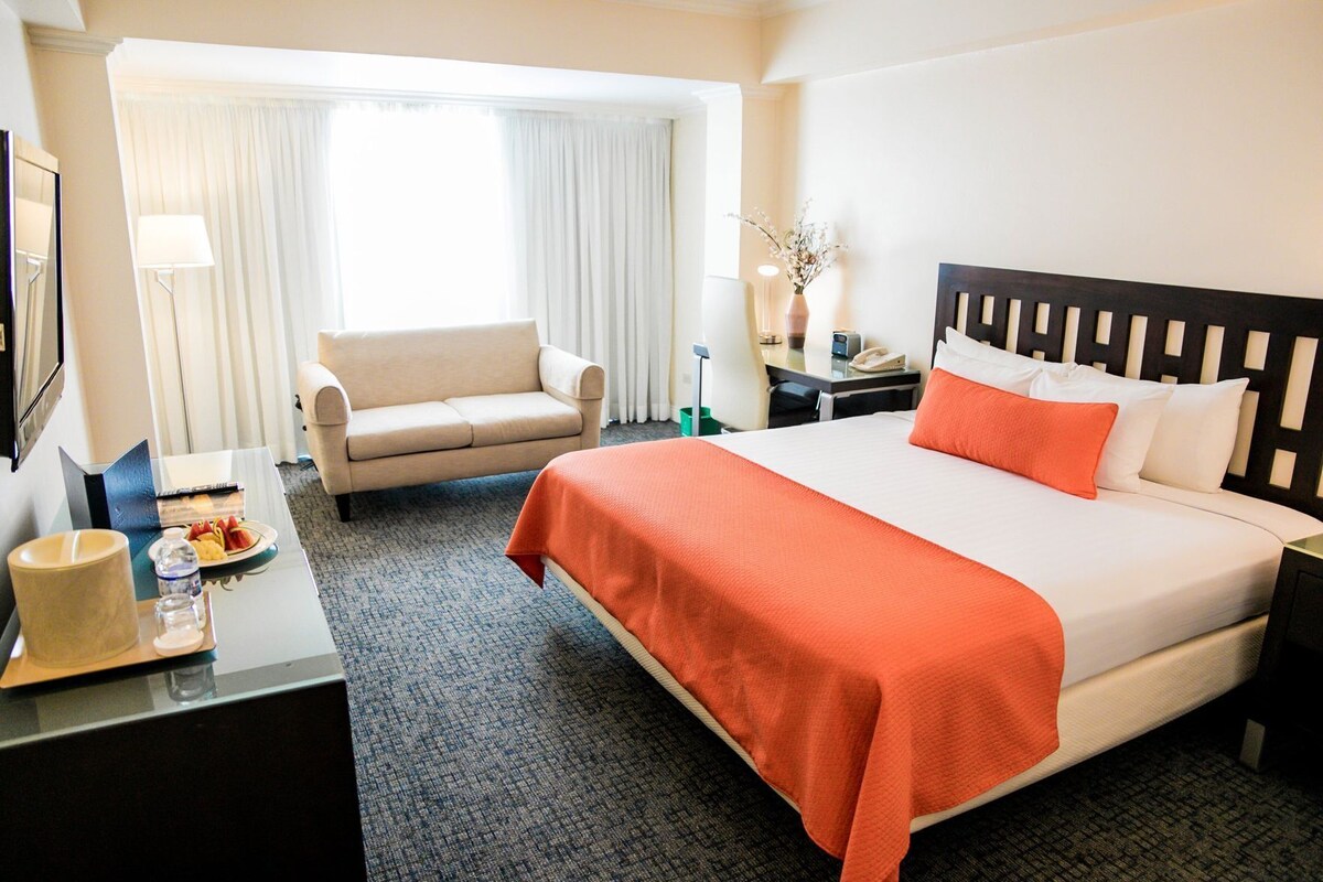 Bộ đồ giường cao cấp, chăn bông, minibar, két bảo mật tại phòng 