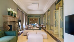 Lobby-lounge