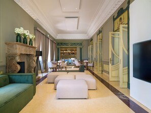 2 Bars/Lounges