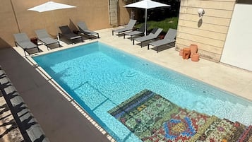 Piscine extérieure, parasols de plage, chaises longues