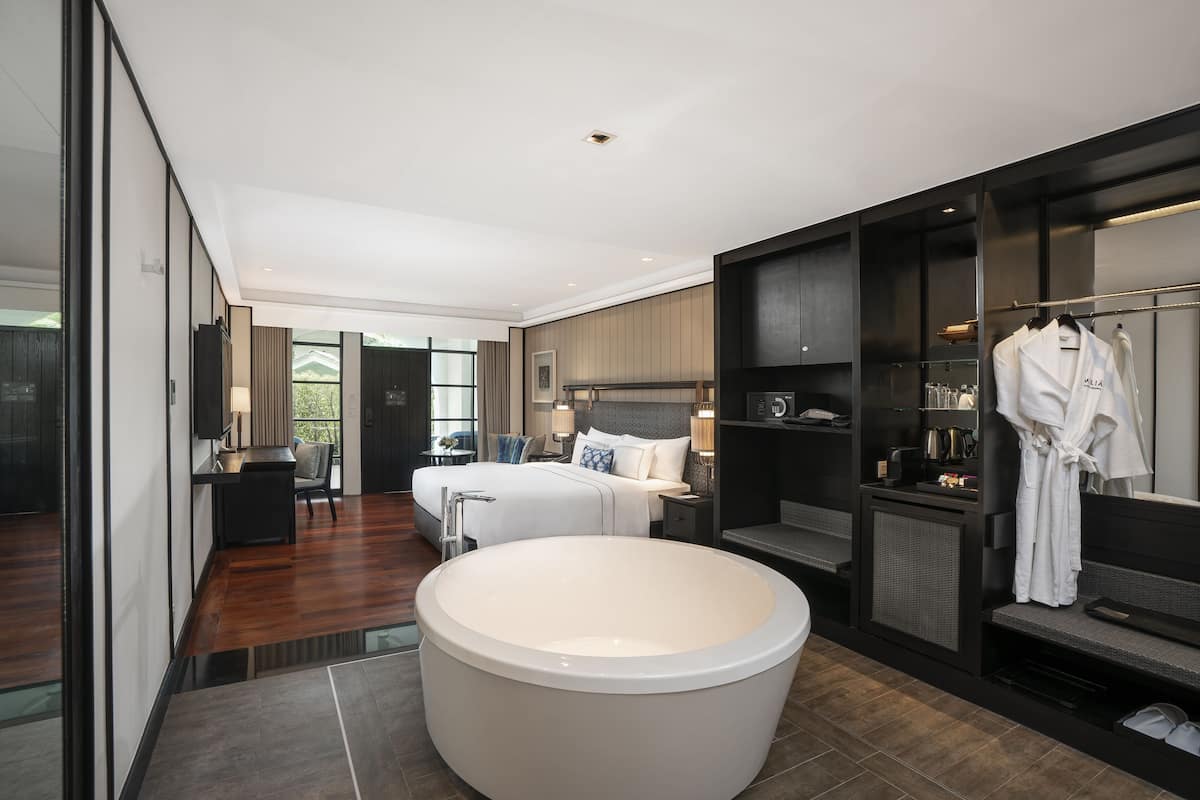 1 bedroom, premium bedding, minibar, in-room safe