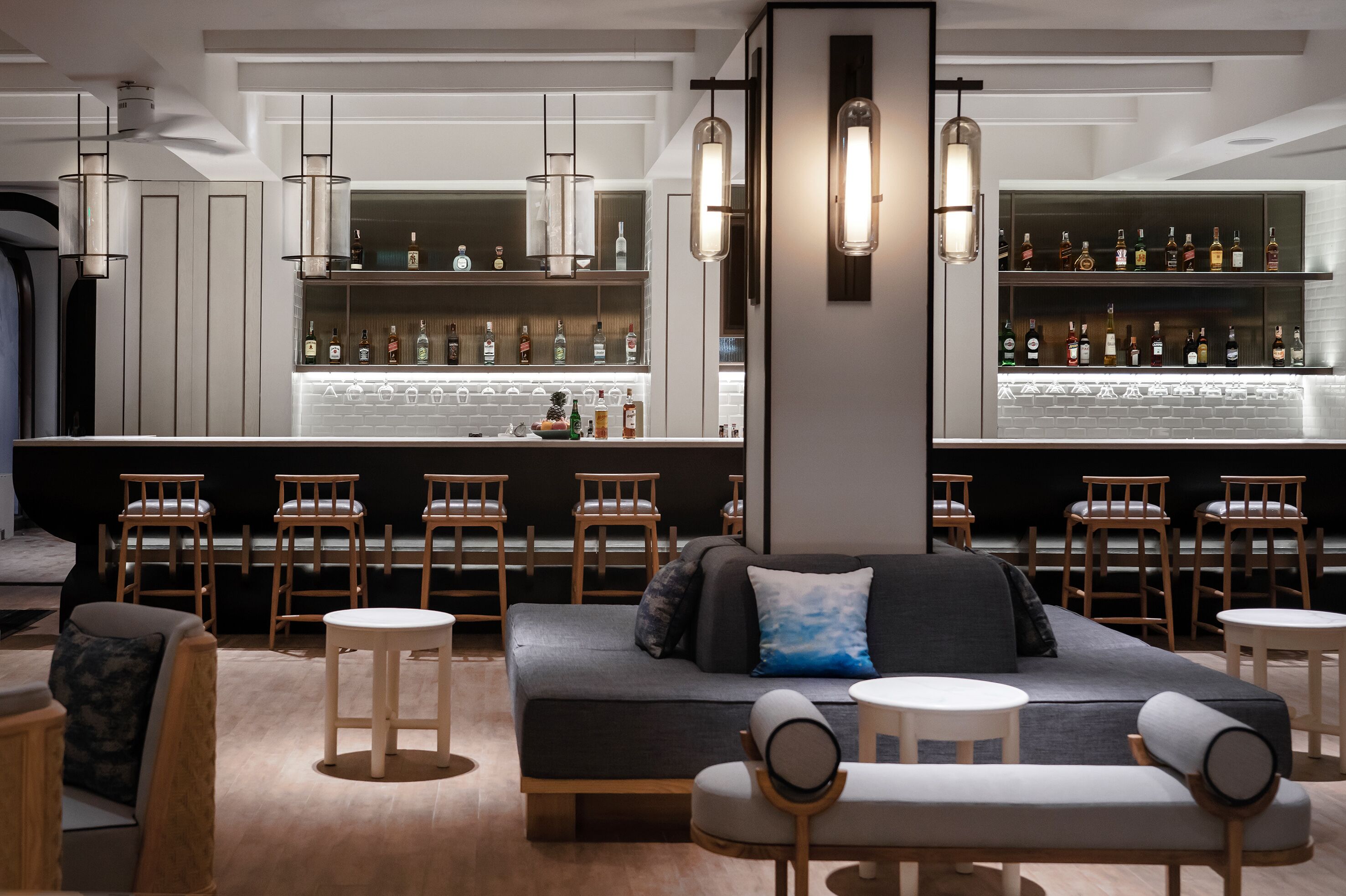 Cocktailbar, Blick auf den Pool, täglich geöffnet