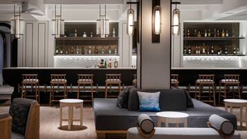 Cocktailbar, Blick auf den Pool, täglich geöffnet