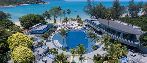 3 utendørsbassenger, bassengparasoller og solsenger