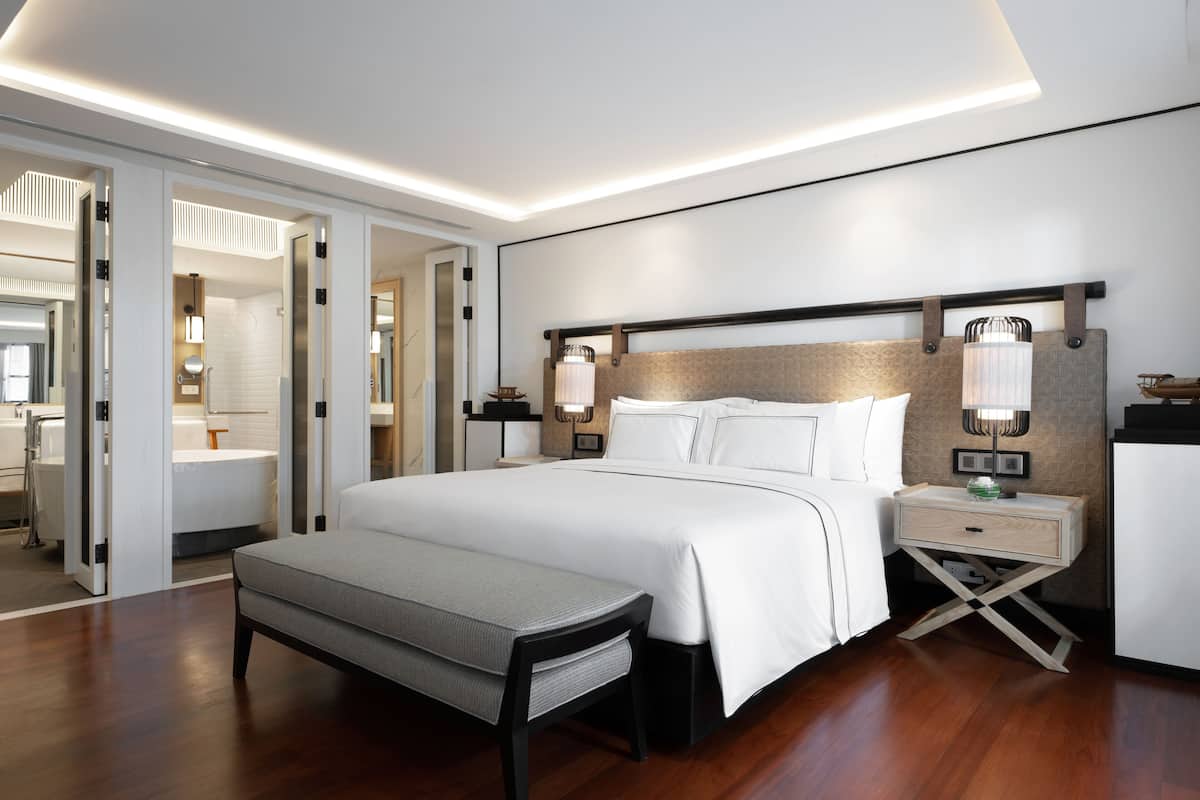 Hypo-allergenic bedding, minibar, in-room safe, blackout curtains