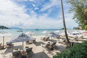 On the beach, white sand, beach umbrellas, beach towels - Melia Koh Samui (Koh Samui)