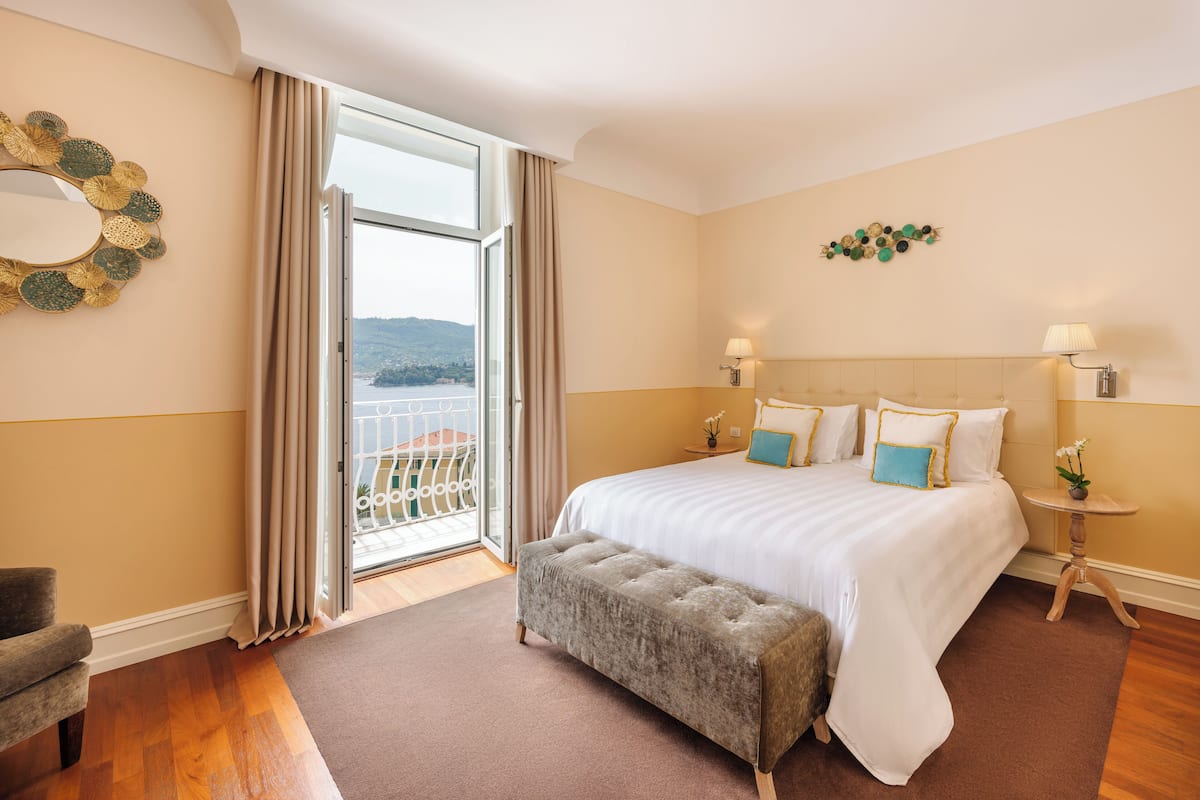 Riviera Suite, Sea View | 1 개의 침실, 무료 미니바 품목, 객실 내 금고, 암막 커튼
