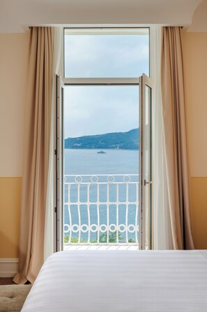 Deluxe Room, Sea View | 1 bedroom, free minibar items, in-room safe, blackout drapes