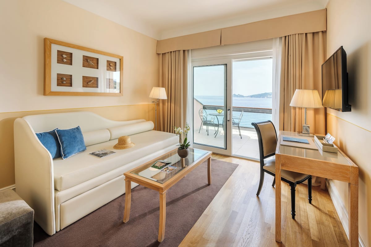 Suite Exécutive, terrasse, vue mer | Coin séjour | Télévision LCD de 42 pouces avec chaßnes numériques, télévision, Netflix