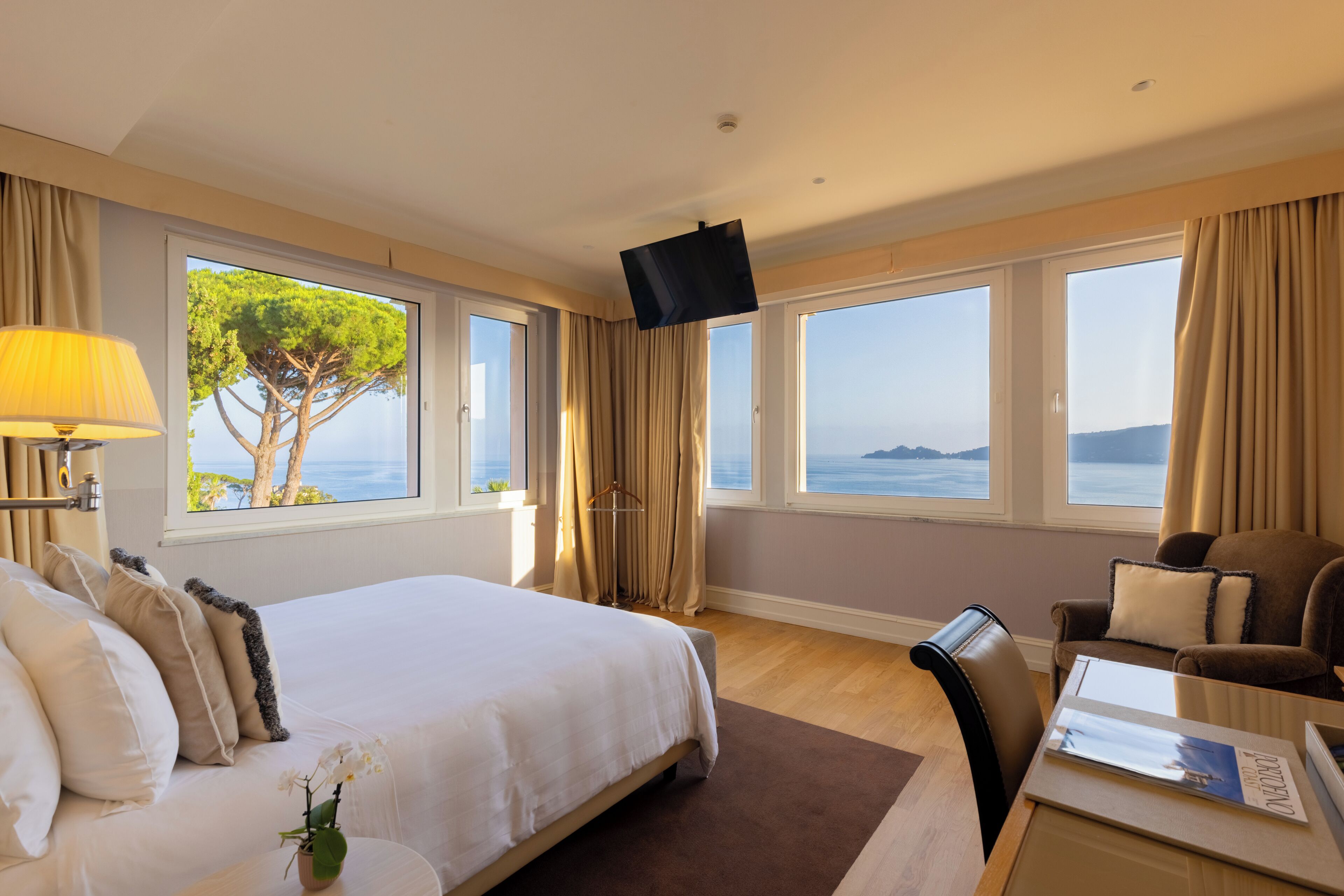 Suite panorámica, 2 habitaciones, vista al mar | Artículos del minibar gratis y caja de seguridad en la habitación 