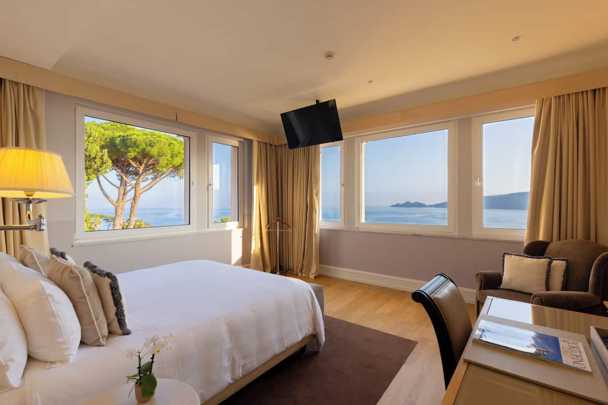 Suite panorámica, 2 habitaciones, vista al mar | Artículos del minibar gratis y caja de seguridad en la habitación