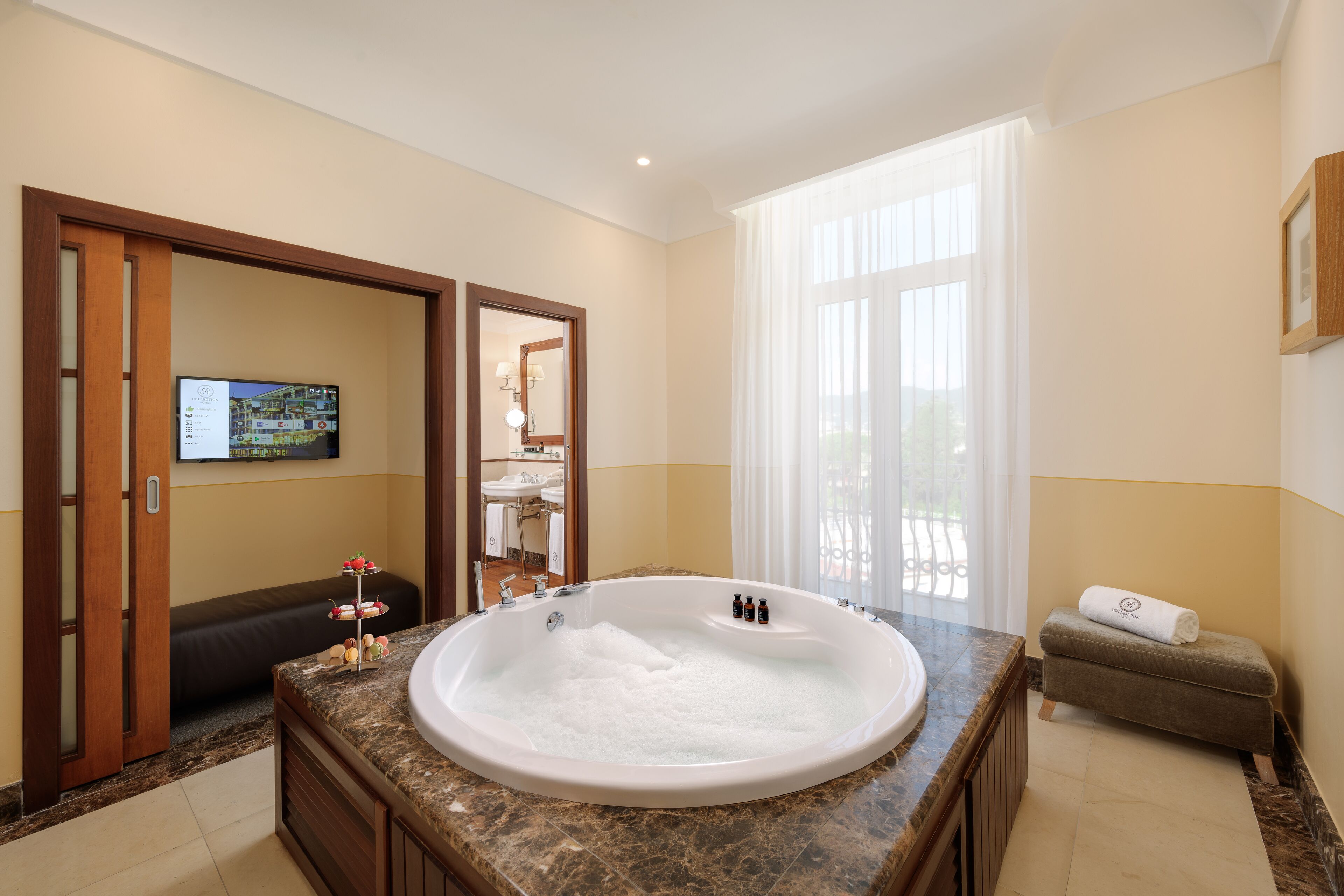 riviera suite, sea view | private spa tub
