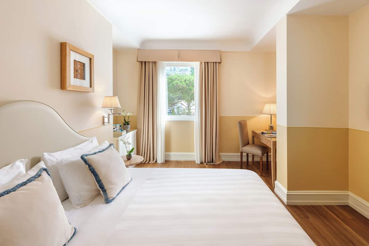 Mini-bar avec articles gratuits, coffres-forts dans les chambres