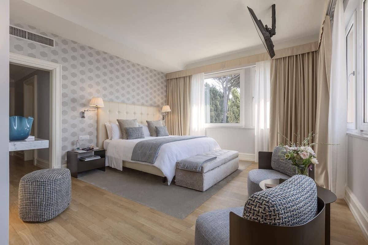 Suite panorámica, 2 habitaciones, vista al mar | Artículos del minibar gratis y caja de seguridad en la habitación