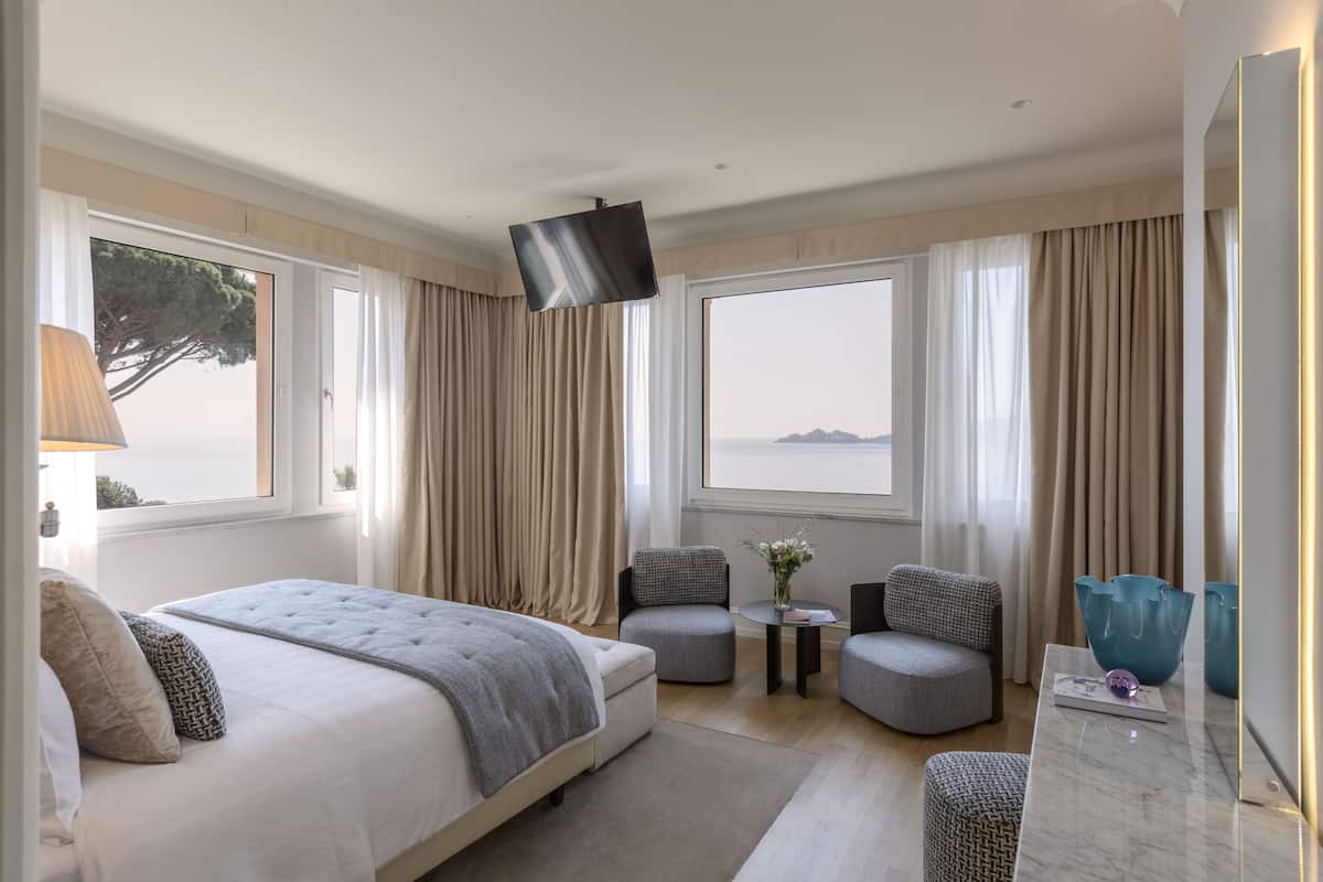 Suite panorámica, 2 habitaciones, vista al mar | Artículos del minibar gratis y caja de seguridad en la habitación