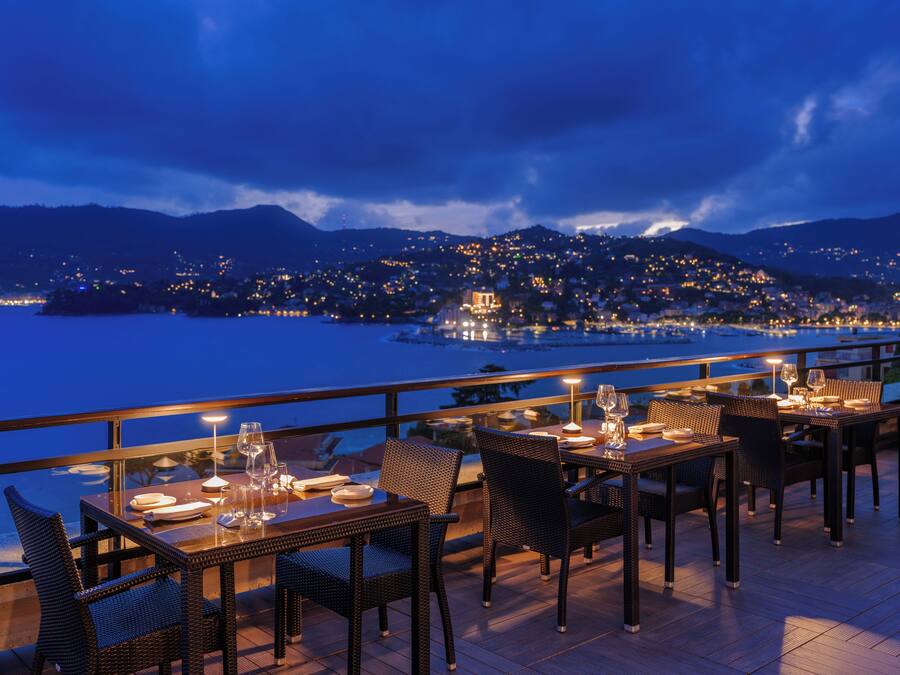 2 restaurantes; se sirve desayuno y cena; cocina italiana