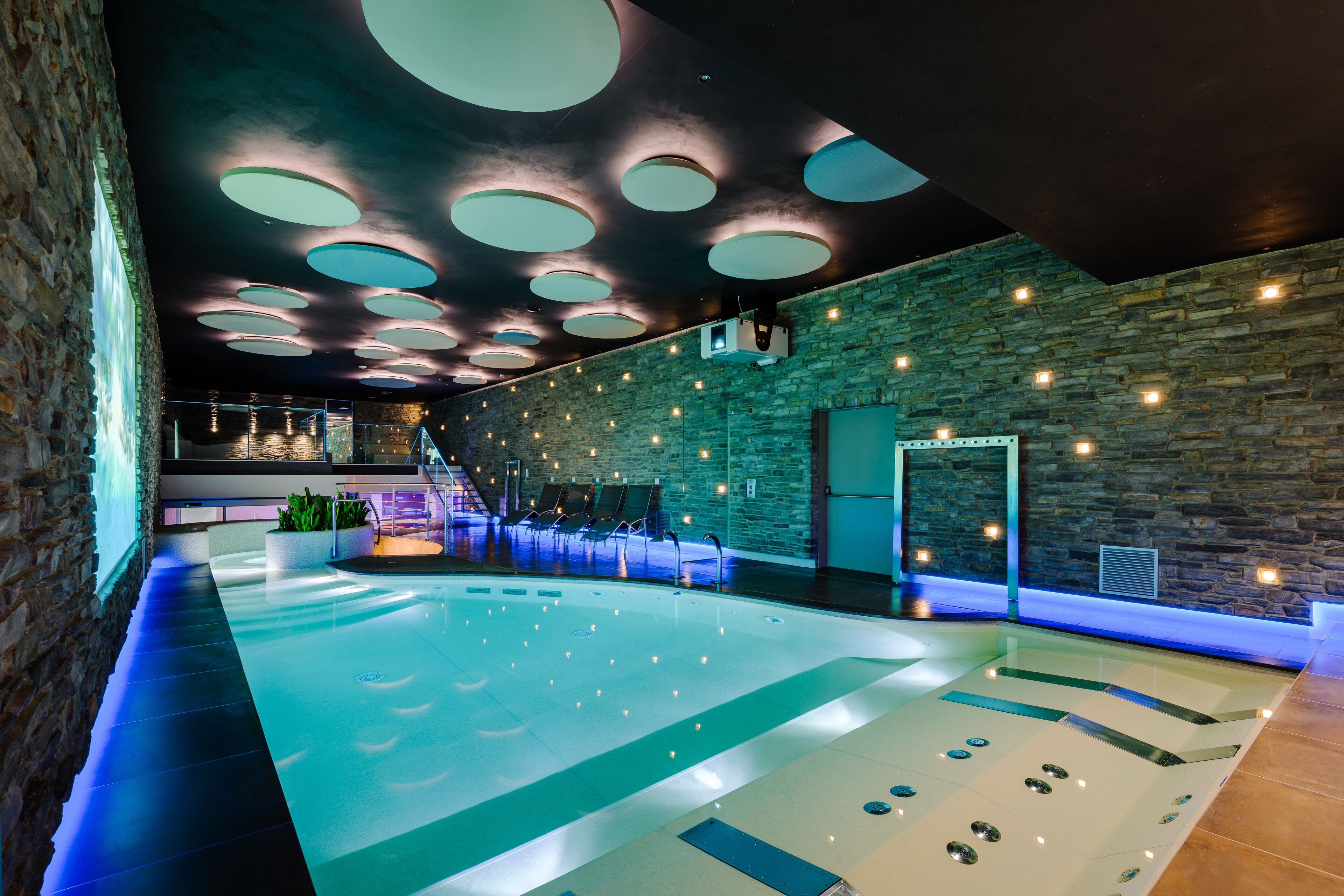 Seasonal outdoor pool, pool umbrellas, sun loungers