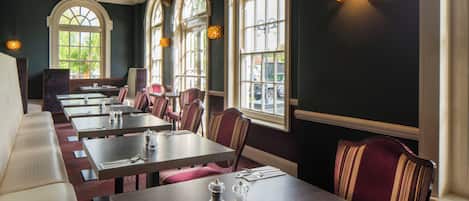 Melayani sarapan, makan siang, dan makan malam