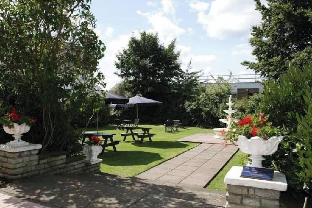 Outdoor dining | Breakfast, lunch and dinner served