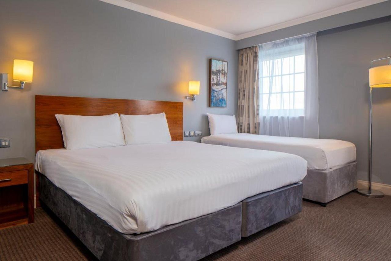 Doppia familiare | Una scrivania, postazione laptop, insonorizzazione, ferro/asse da stiro