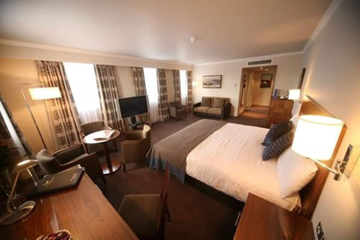 Camera Standard | Una scrivania, postazione laptop, insonorizzazione, ferro/asse da stiro