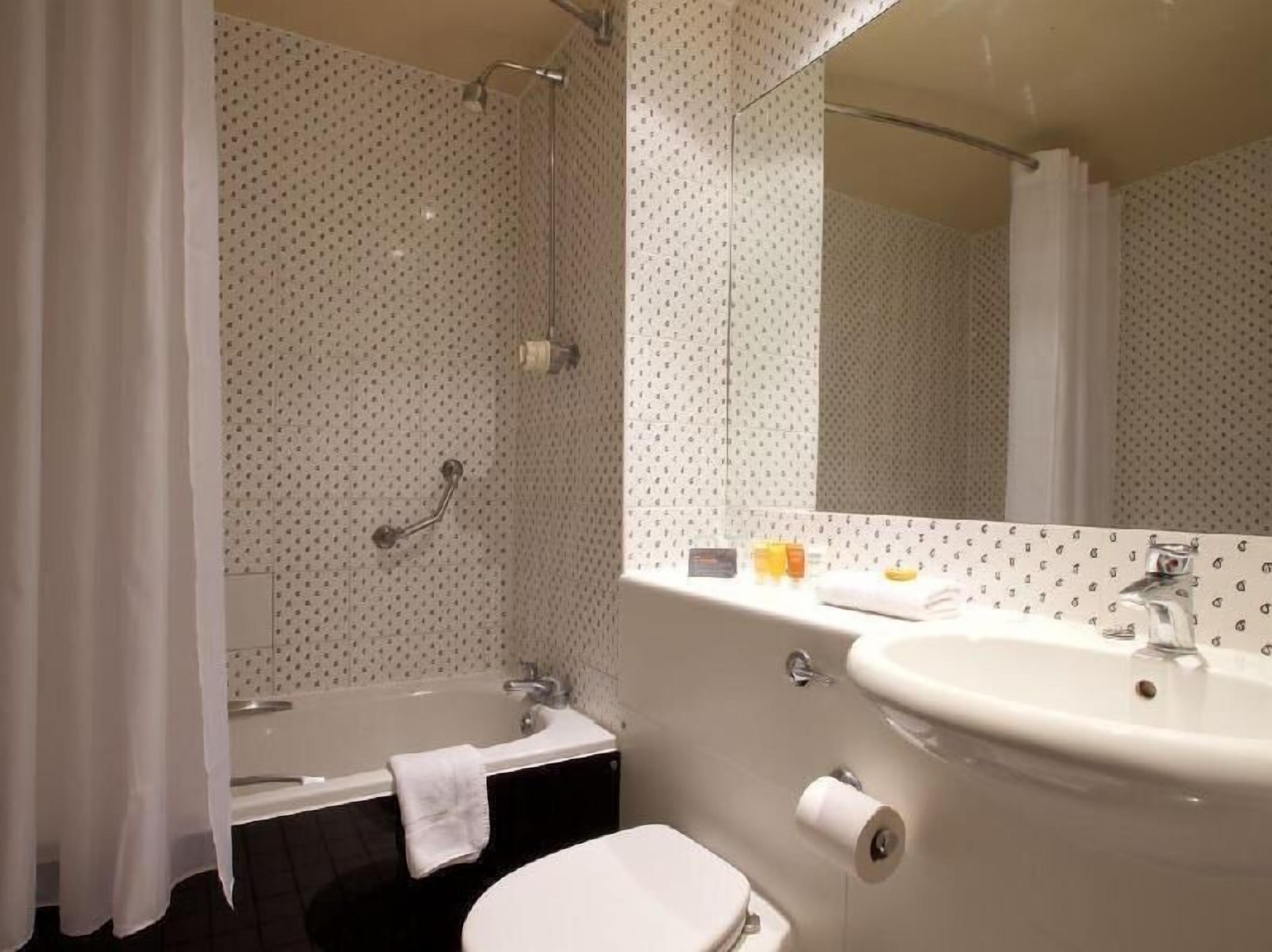 Bathroom | Combined shower/tub, free toiletries, hair dryer, towels