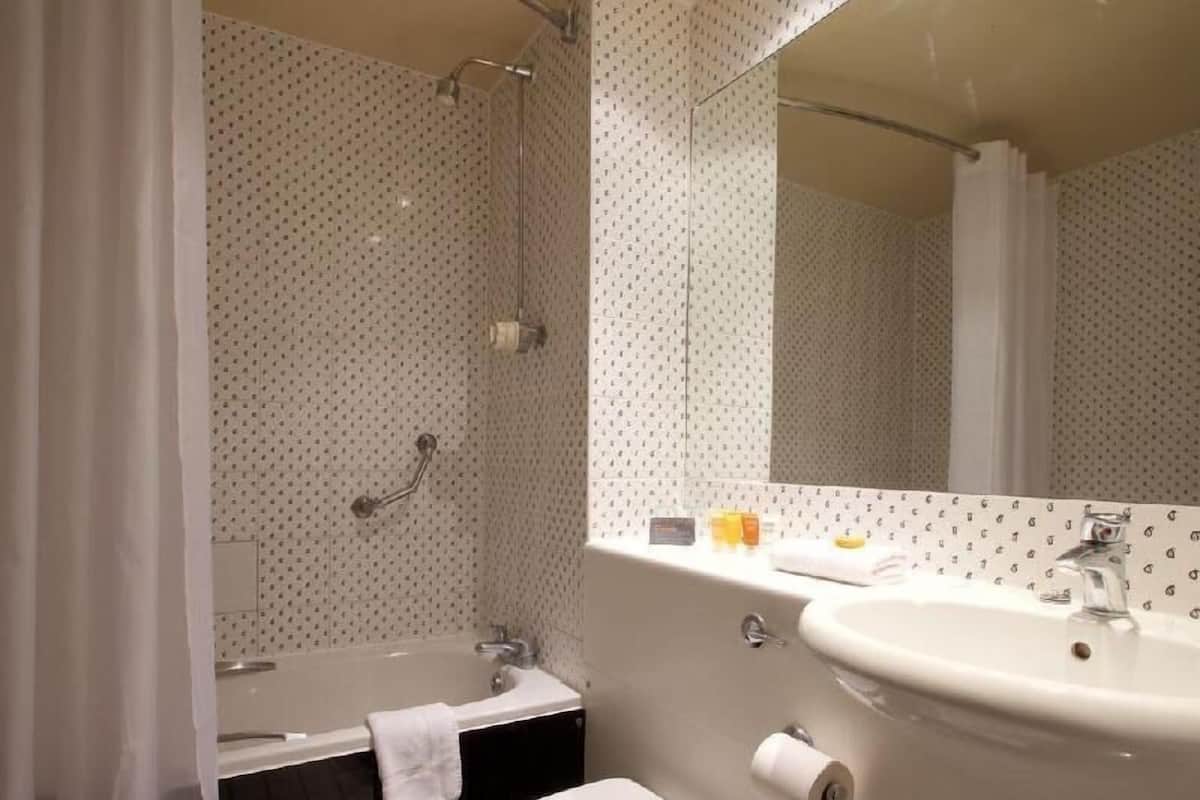 Bathroom | Combined shower/tub, free toiletries, hair dryer, towels