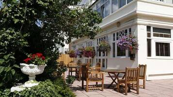 Breakfast, lunch and dinner served