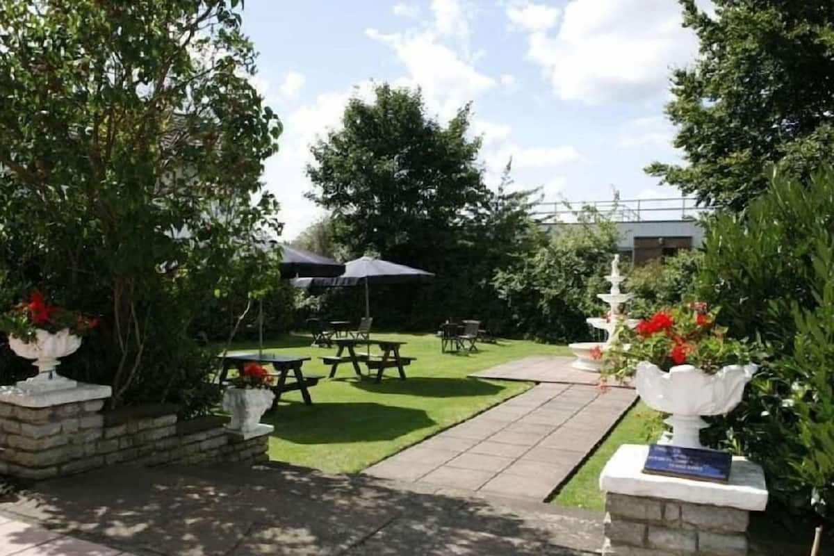 Outdoor dining | Breakfast, lunch and dinner served