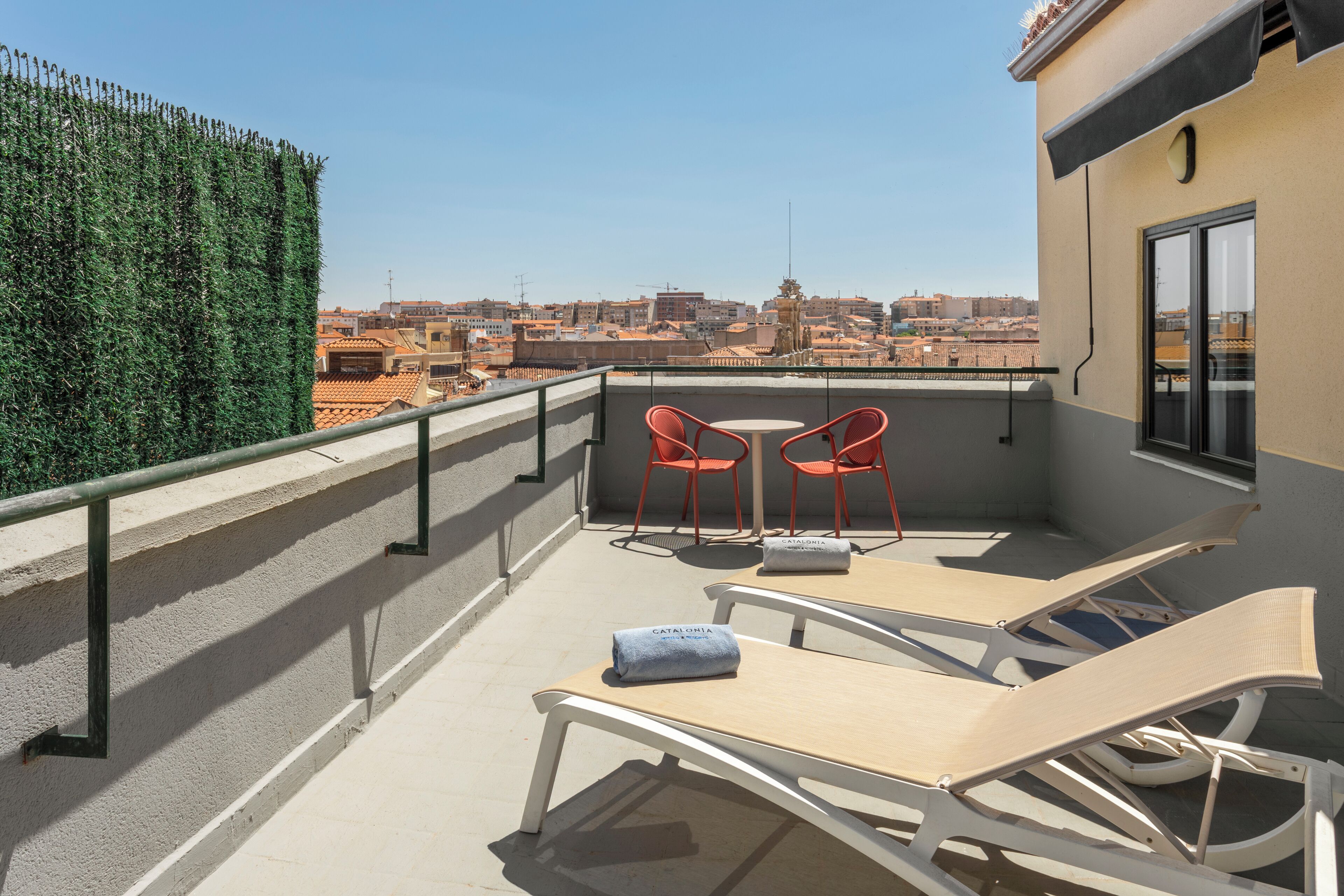 Een minibar, een kluis op de kamer, een bureau, geluiddichte muren