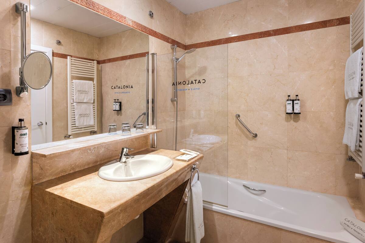 eco-friendly toiletries, hair dryer, towels