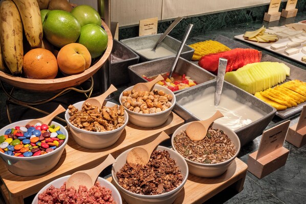 Colazione a buffet, servita tutte le mattine (16 EUR a persona) 