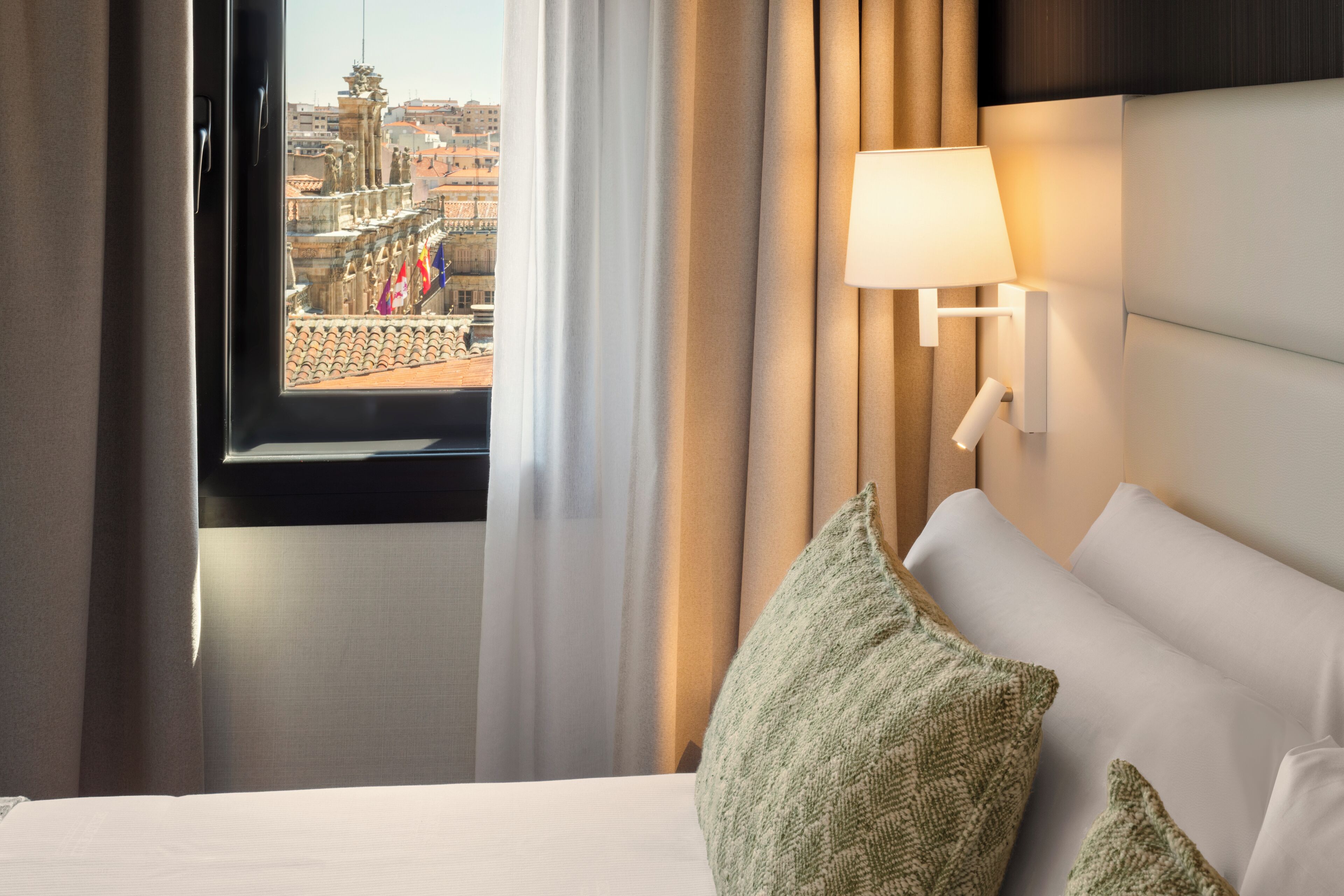 Minibar, caja de seguridad en la habitación y escritorio 