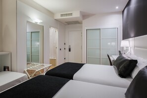 Triple Room | 1 bedroom, minibar, in-room safe, desk