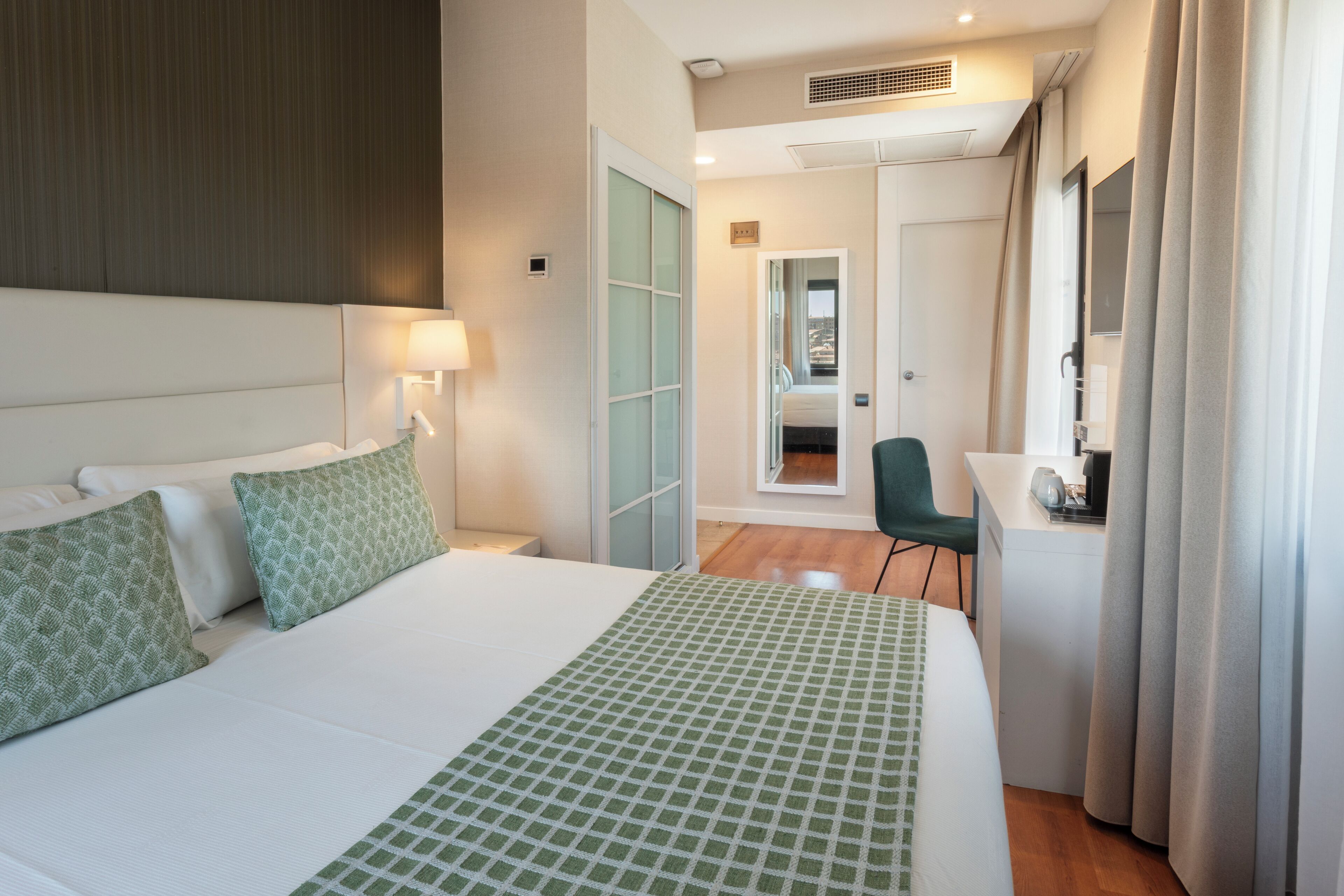 Minibar, caja fuerte, escritorio y sistema de insonorización