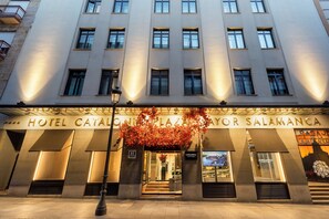 施設の正面 (日没後)