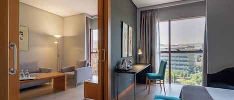 Cubrecamas, minibar, caja de seguridad en la habitación y escritorio