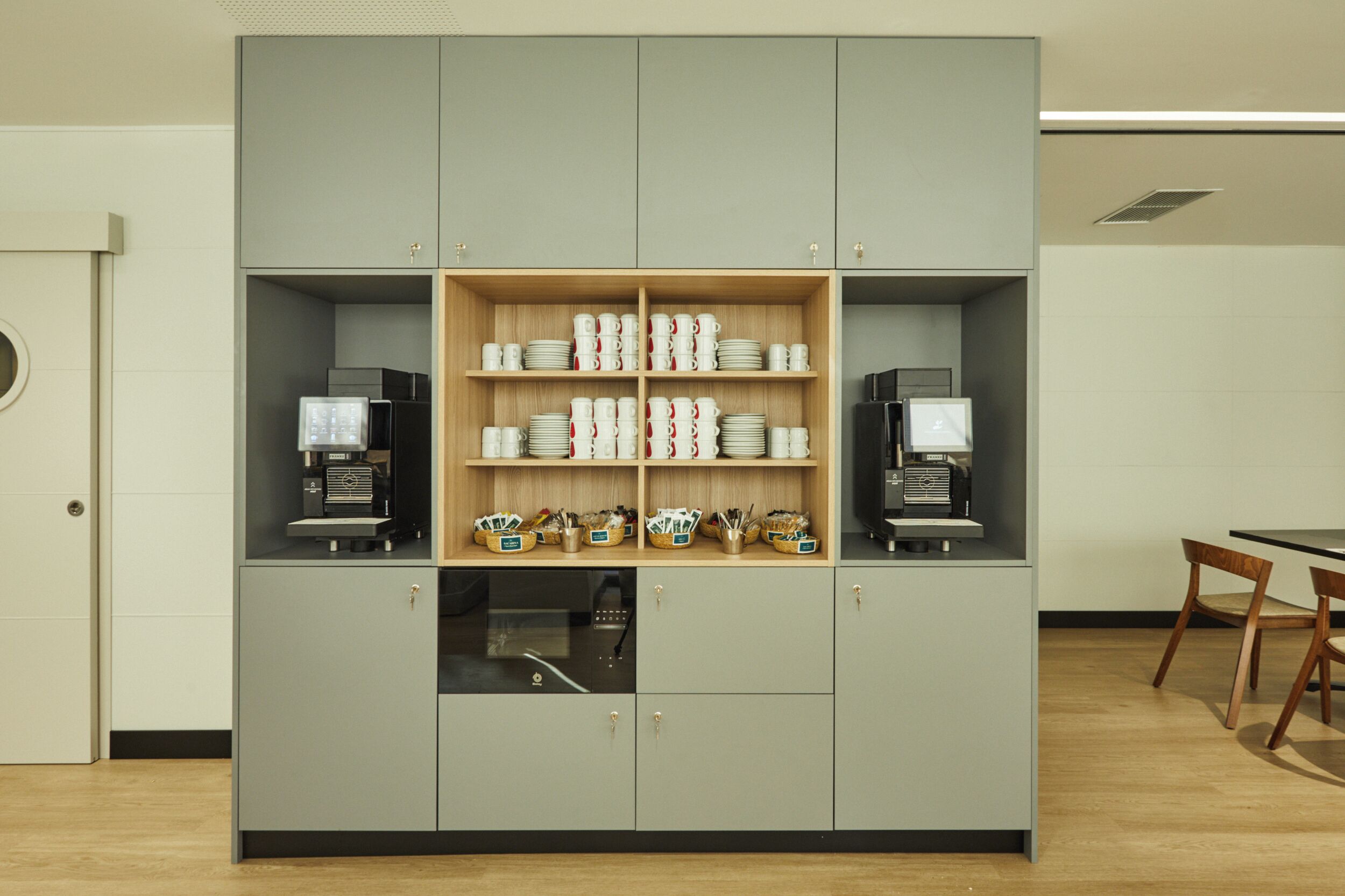 daily full breakfast (eur 20 per person)