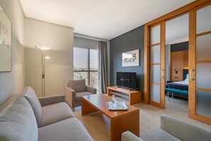 羽毛の掛け布団、ミニバー、セーフティボックス (室内)、デスク